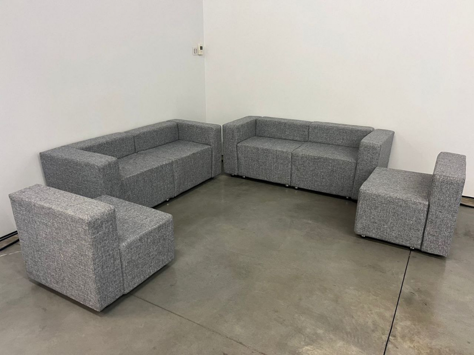 Двухместный диван Tetris Duo серого цвета в аренду