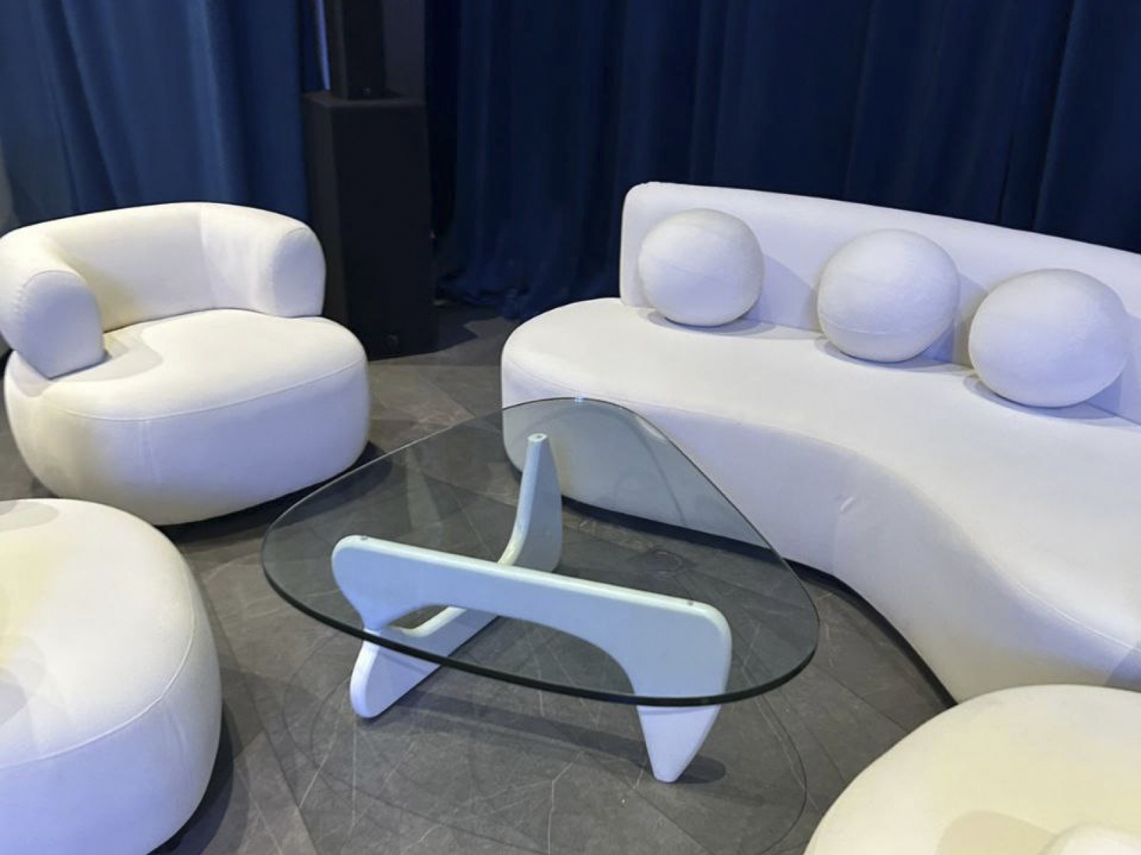 Журнальный стол Olai белого цвета в аренду