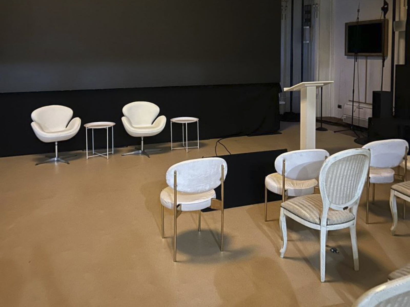 Кресло Swan белого цвета в аренду