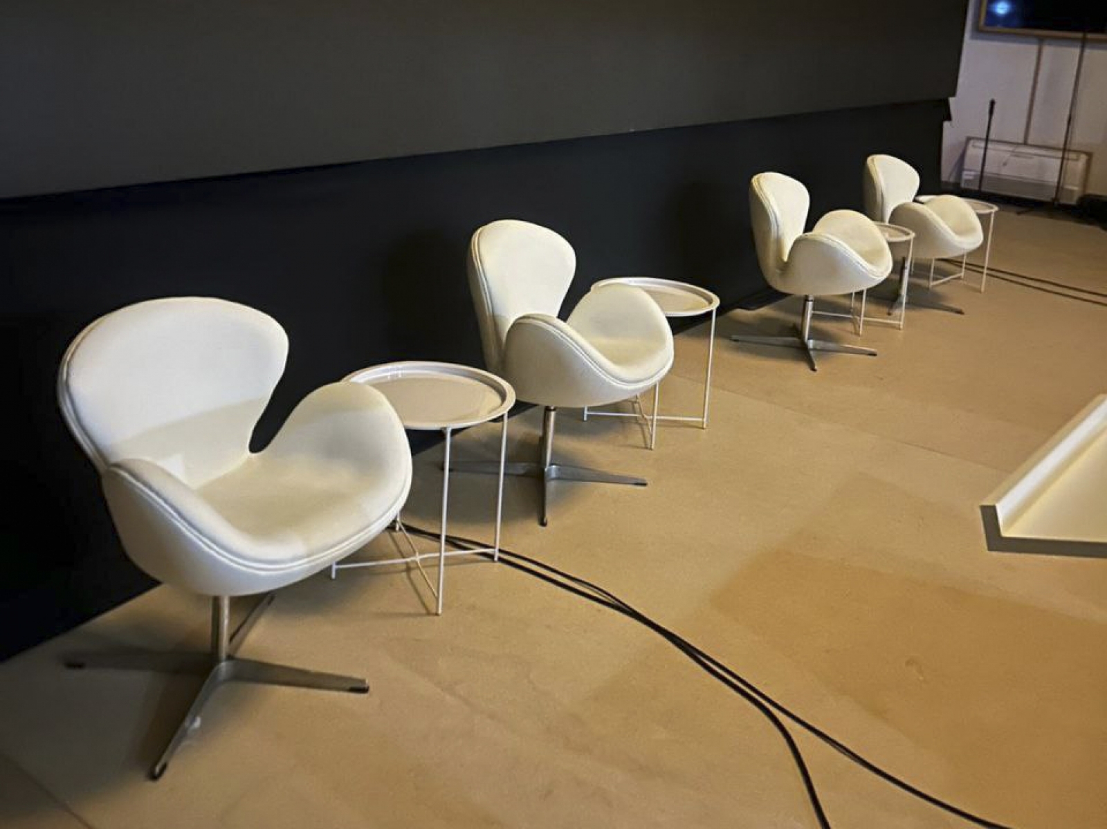 Журнальный стол Gladom белого цвета в аренду