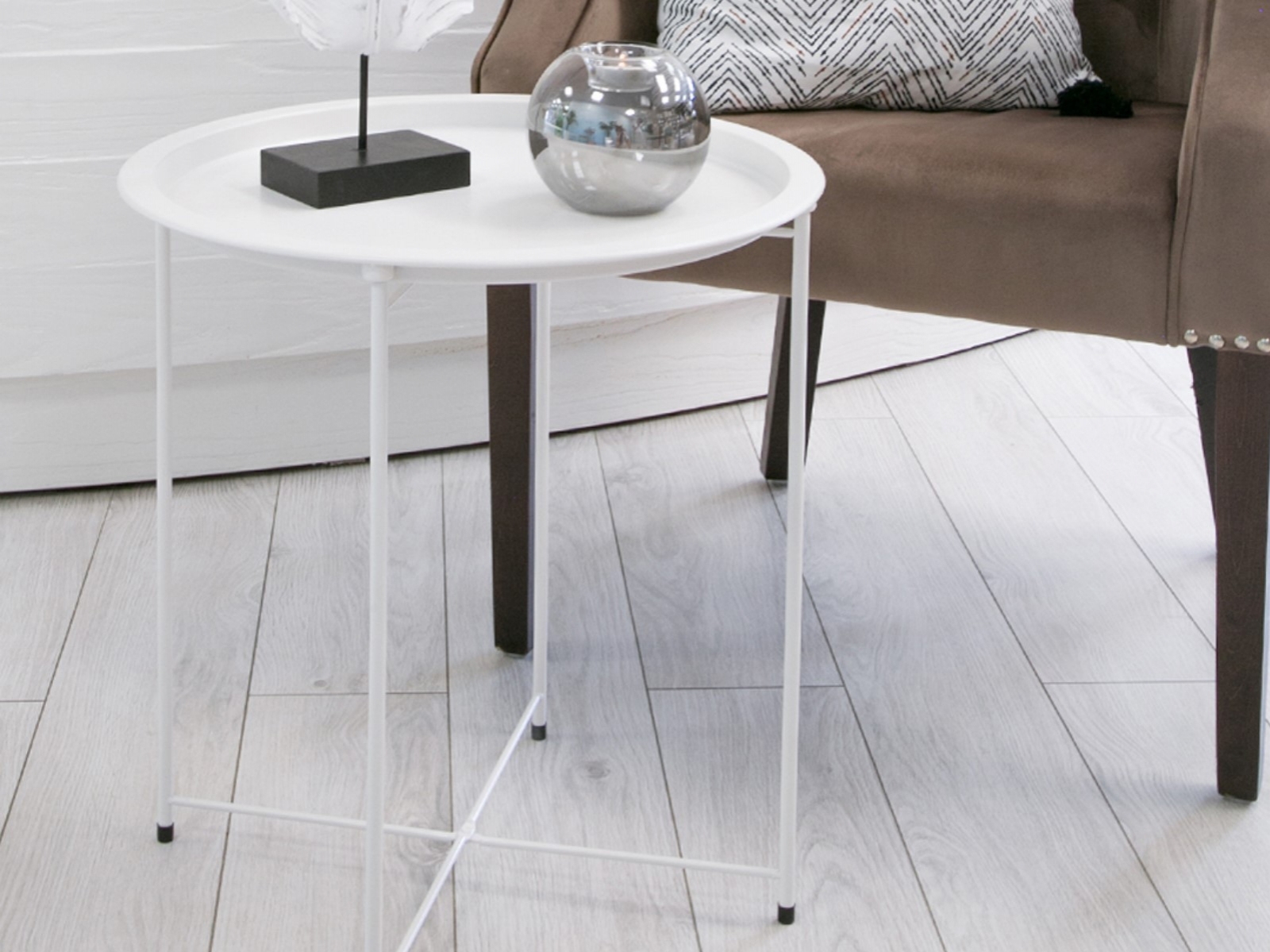 Журнальный стол Gladom белого цвета в аренду