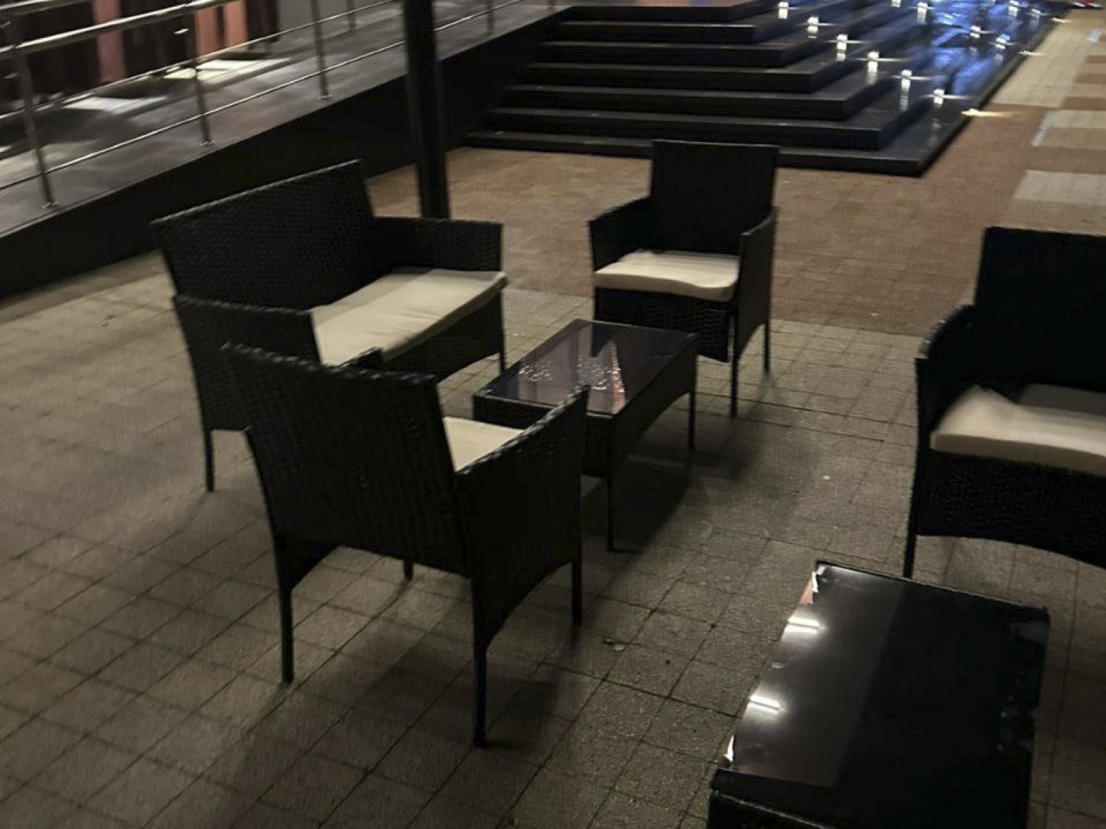 Двухместный диван Kenya черного цвета в аренду