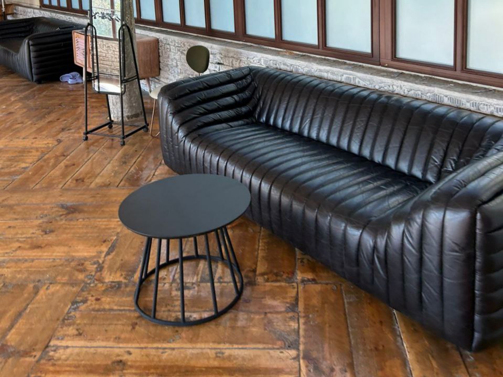 Журнальный стол Carosello черного цвета в аренду